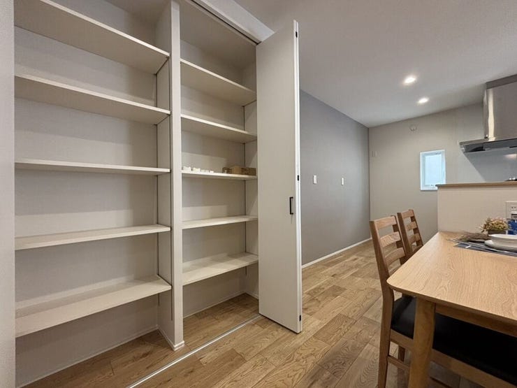 キッチンパントリーとして食材のストックや保存容器、家電などが綺麗に収納できます。
