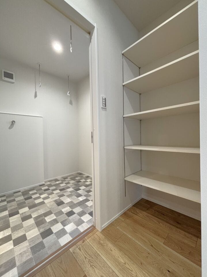 落ちた髪の毛やホコリが目立ちにくいデザインタイル調の床。ランドリールーム前に、タオルや日用品置きに便利な棚も設置さてれいます(^^)/