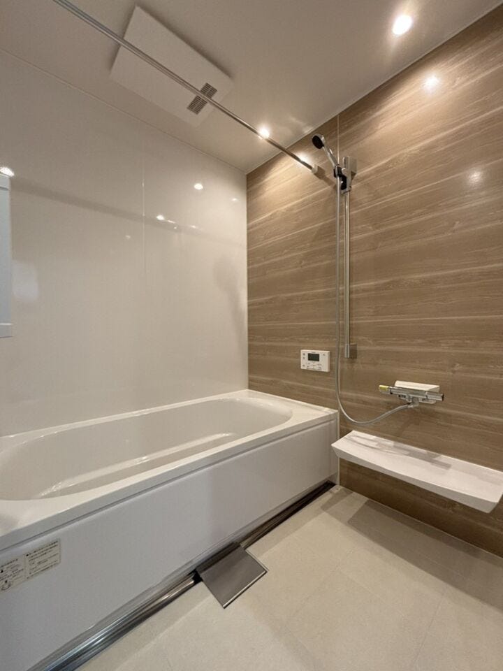 壁はマグネットタイプです!自分好みのレイアウトで浮かせる収納ができます◎