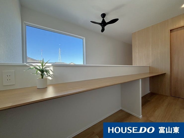 吹き抜けに面したカウンタースペース!家族を近くに感じながら、落ち着いて作業できる場所。コンセントがあるのも嬉しい!(^^)!