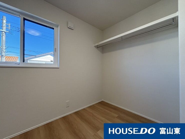 洋室の収納は扉を設けず、空間を広く感じられる仕様に。すぐに物が取り出せるのも便利♪