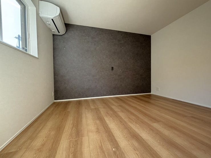 主寝室はエアコン設置済!就寝時にベッドから降りることなく電気の操作が可能◎