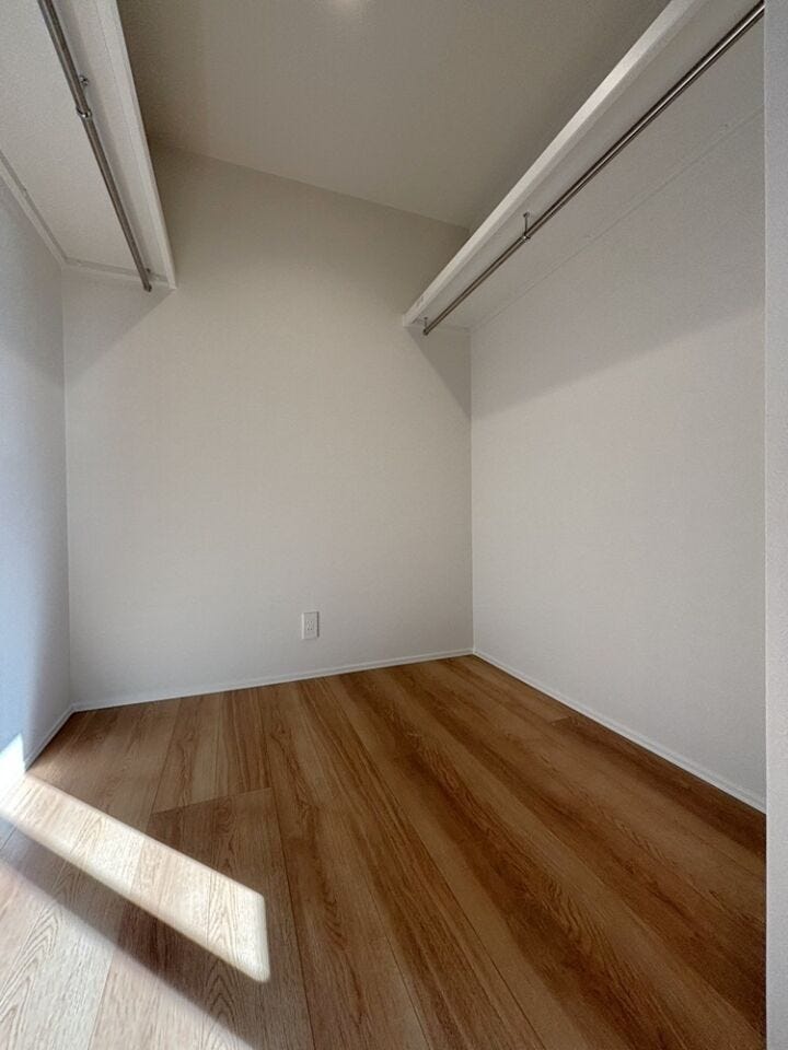 II型ウォークインクローゼットはご夫婦、左右で使い分けができるので使いやすい。コンセントがあるので除湿器や扇風機の使用も可能!