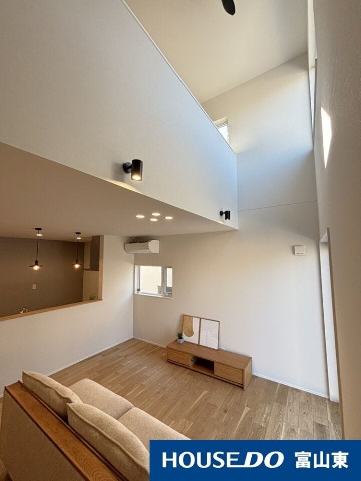 階段から撮影。朝も気持ちのいい光を感じられます。