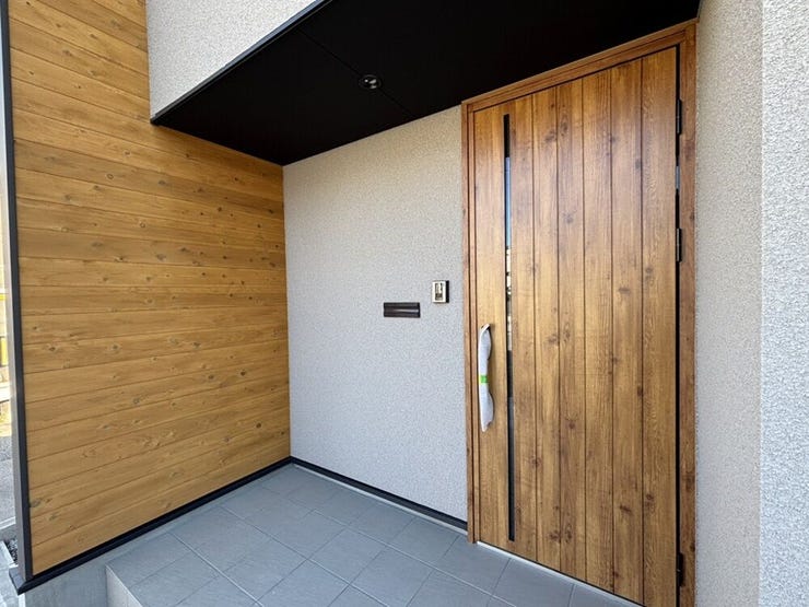 シンプルだけどあたたかい、心地よさを感じる玄関。