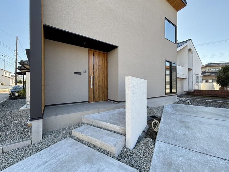 アプローチを自然に導く飾り壁。表札も設置できます!