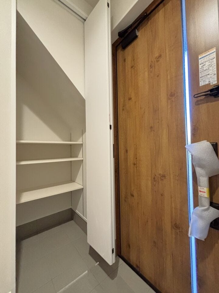 階段下を有効活用!棚は可動式で使いやすさも◎