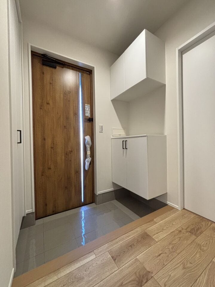 シューズボックス+クロークあり!ベビーカーや除雪用具も片付き、玄関はいつもキレイな状態(^^)/