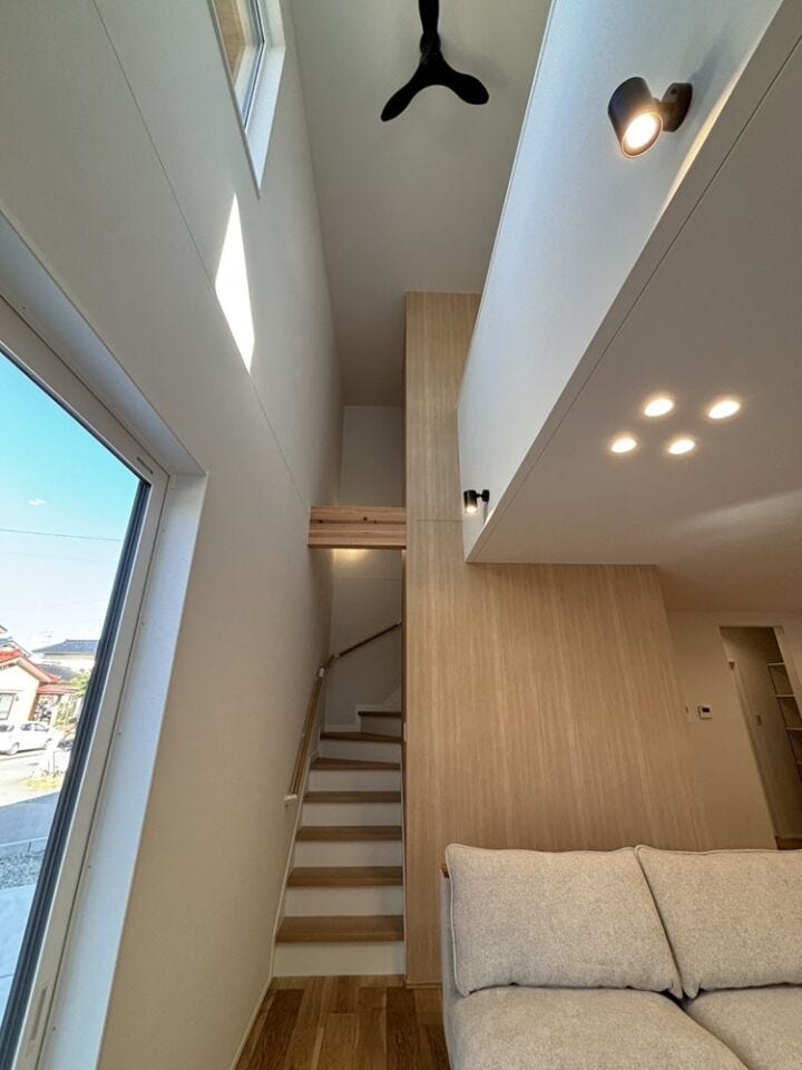 シーリングファンがあるので室内の空気を循環。冷暖房の効率を補助してくれます◎