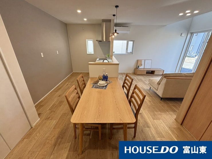 キッチン横にテーブルがあるので配膳もラクラク♪調理スペースの延長として、ご家族でクッキングを楽しむことも。