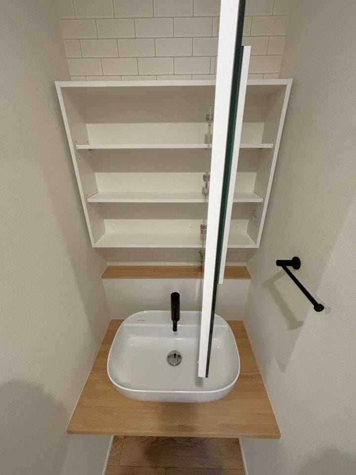 鏡の後ろに収納あり。小物が片付き、生活感を隠すことができます!(^^)!