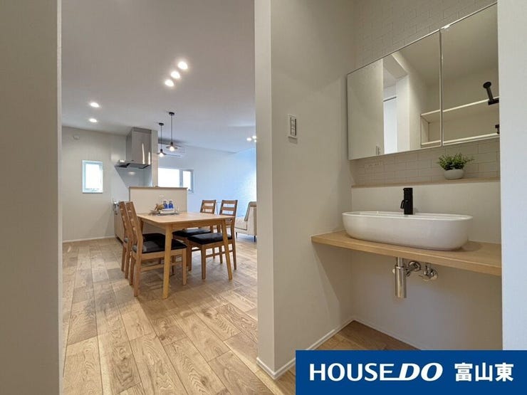 ダイニング横に独立した洗面台あり。料理、洗濯、身支度をスムーズにこなせる効率的な動線です◎
