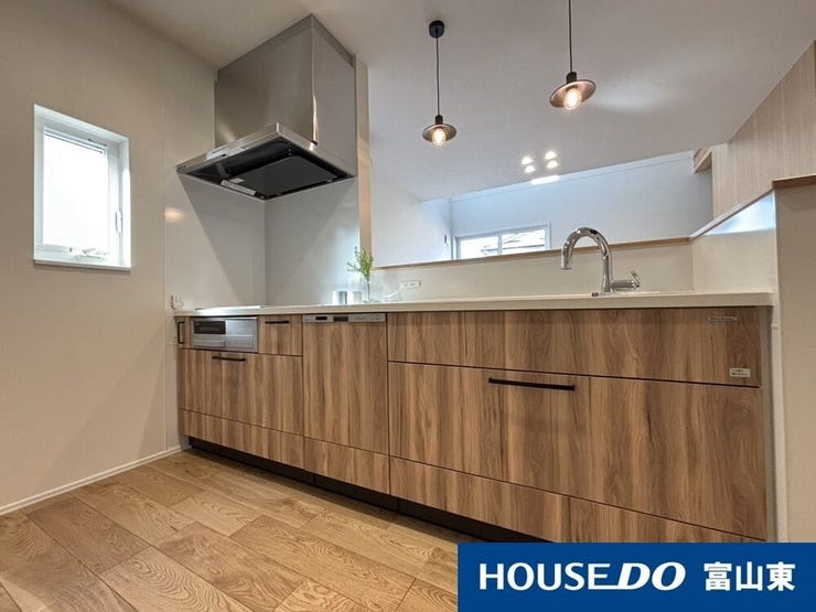 キッチンも木のぬくもりを感じる、統一感あるデザインに!タカラスタンダードなのでお手入れもしやすいですよ( ^)o(^ )