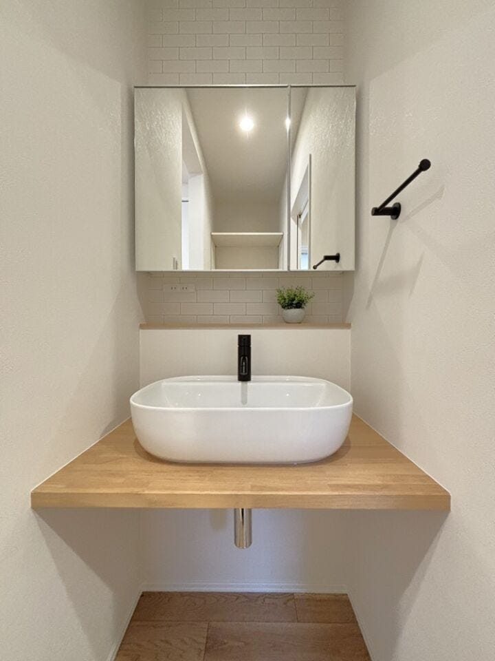 鏡の裏には収納があります。生活感を見せない美しい洗面まわりになっています♪