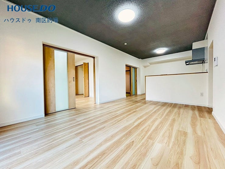 【リビング】
家族で過ごすことが多いリビングはぬくもりを感じる優しい空間。