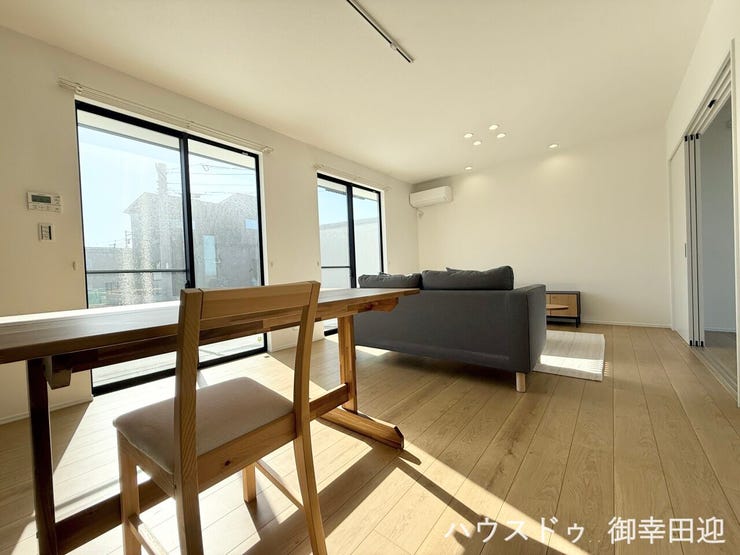 ■□■家族の笑顔が集う、安らぎとくつろぎの中心地■□■
お気に入りの家具を迎え、窓からは心地の良い光が差し込みます。