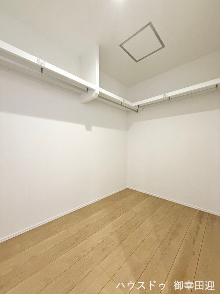 ■□■WIC■□■
衣類から小物まで一ヶ所に集約。整理整頓がしやすく、毎日のコーディネートが楽しくなるゆとりの収納です。