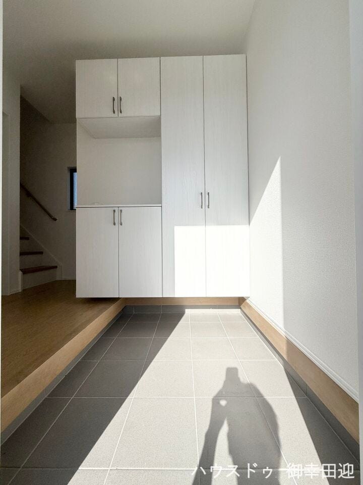 ■□■「しまう」が叶える、美しい玄関■□■
靴だけでなく、アウトドア用品やベビーカーも収まる大容量。いつも整理された、気持ちの良い「家の顔」を保てます。