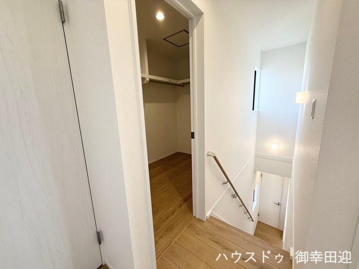 ■□■暮らしを繋ぐ、明るい動線■□■
採光窓から光が差し込み、足元を優しく照らす。安全で快適な、家族の生活を支える縦の繋がりです。