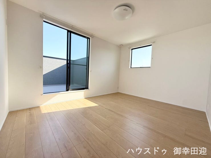 ■□■2階7.9帖洋室■□■
心からリラックスできる静けさ、上質な眠りで、毎日をリセットします。明日への活力を養う空間です。