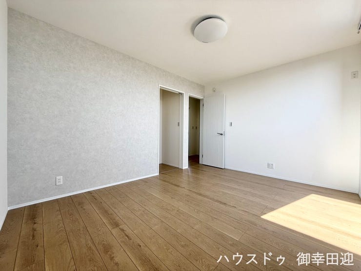 ■□■2階7.9帖洋室■□■
心からリラックスできる静けさ、上質な眠りで、毎日をリセットします。明日への活力を養う空間です。