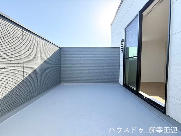 ■□■空の下の開放的な特等席■□■
日光浴や読書、外の空気を感じながらリフレッシュ。暮らしを豊かにする、もう一つの心地よい空間です。