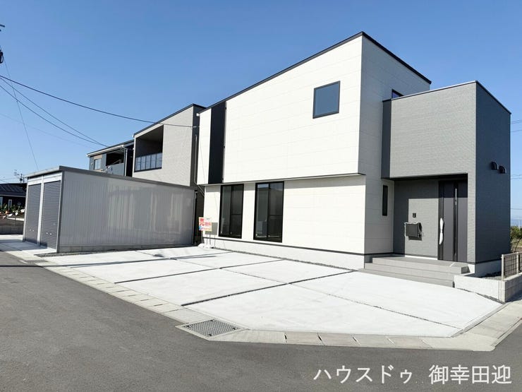 ■□■車と趣味の幅が広がる場所■□■
単なる駐車スペースではない、洗車やタイヤ交換、DIYにも使える多目的な屋外スペースです。