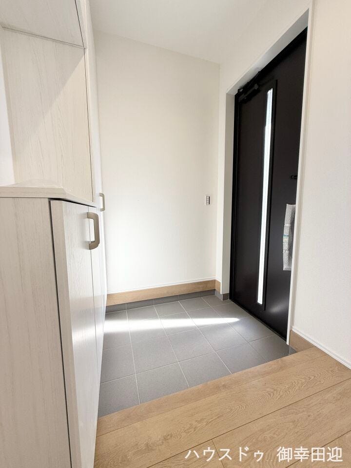 ■□■「しまう」が叶える、美しい玄関■□■
靴だけでなく、アウトドア用品やベビーカーも収まる大容量。いつも整理された、気持ちの良い「家の顔」を保てます。