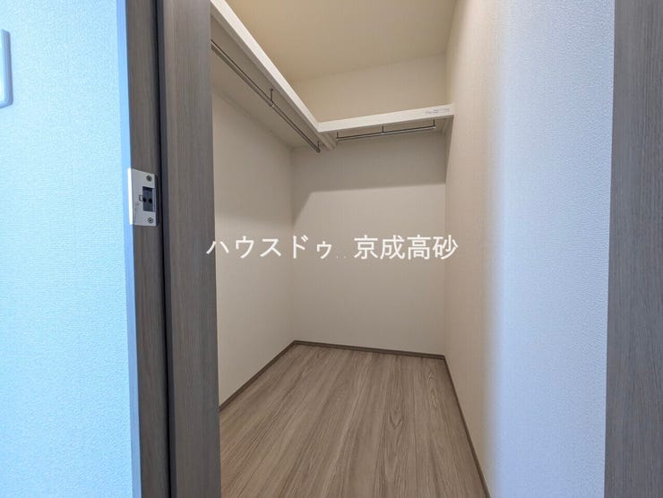 吊るす収納が叶うウォークインクローゼット。季節モノ問わず収納することができるので、衣替え知らずに!