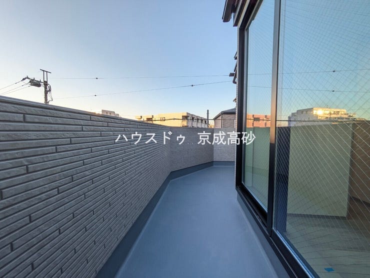 暖かい陽ざしが差込むバルコニー。晴れた日には洗濯物が良く乾きます。風通しも良好です。