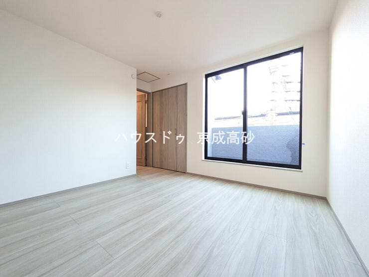 大きな窓からは快適な光を取り入れ、通気性能を上げる事で居心地の良い空間を演出してくれます。