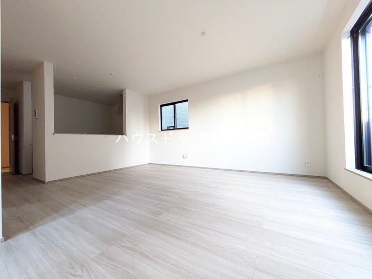 広々としたLDKは、家具のレイアウトも自由自在なので、ご家族の理想のスペースが作り上げられます。素敵なインテリアに囲まれた、自分好みの空間を。