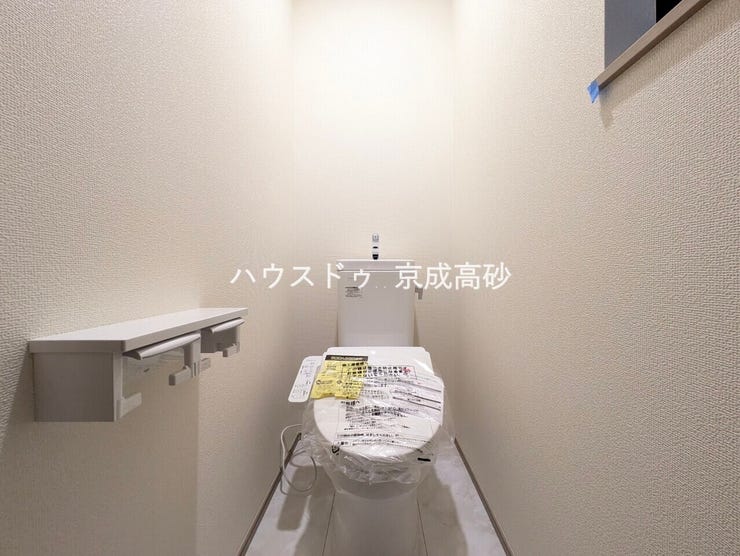 トイレは快適な温水洗浄便座付です。手洗い一体型のトイレ設備はスペースの節約ができ、ゆったりとした空間が確保できます。節水も期待できますね。