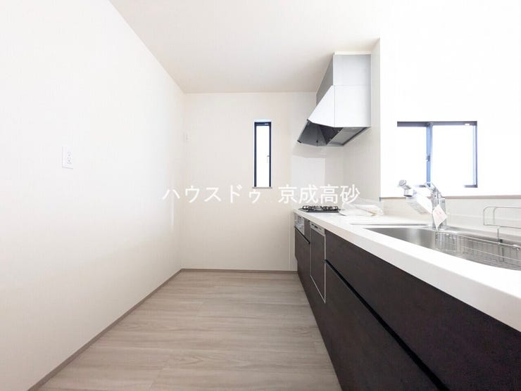 人気の対面式キッチンです!お子様から目を離さずにお料理ができることが最大の利点。お料理中も家族とのコミュニケーションは大切にしたいものですよね♪