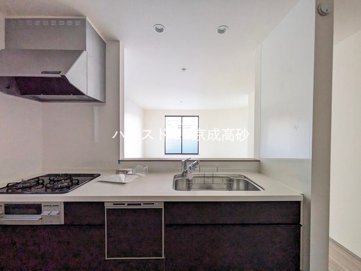 人気の対面式キッチンです!お子様から目を離さずにお料理ができることが最大の利点。お料理中も家族とのコミュニケーションは大切にしたいものですよね♪