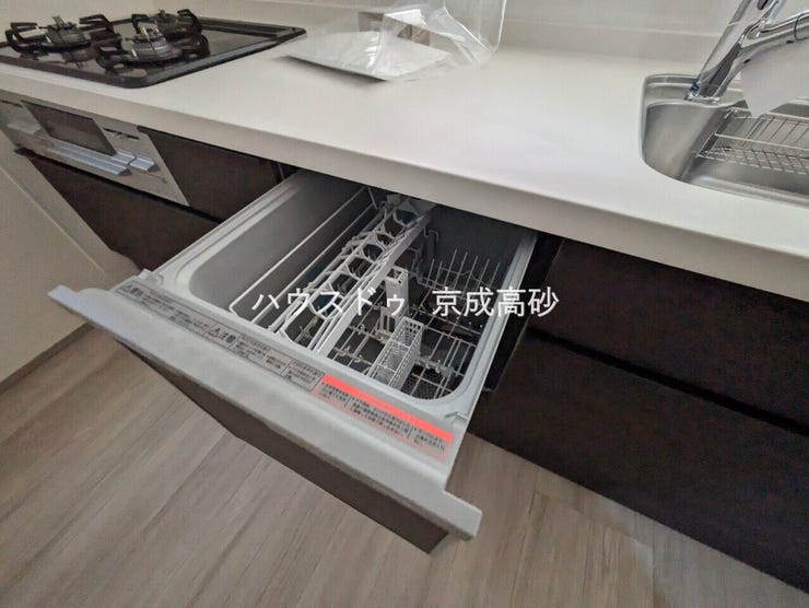 家事の時短に効果大の食洗器付き。高温でパワフルに洗い、温風乾燥します。手洗いよりも節水・節約が可能です。一度使うと手放せないですよ!