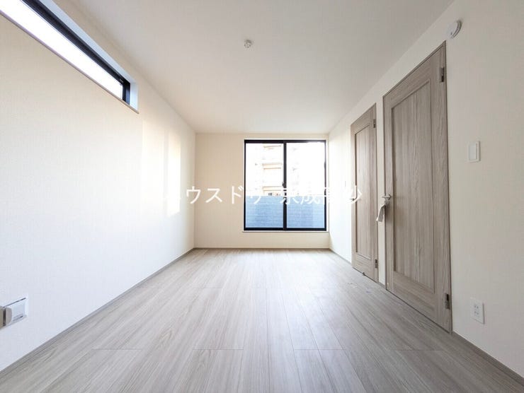 大きな窓からは快適な光を取り入れ、通気性能を上げる事で居心地の良い空間を演出してくれます。