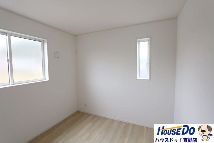 2階洋室5帖。全居室収納付きで子供達の大事な思い出もしっかりと保管しておくことが出来ます。