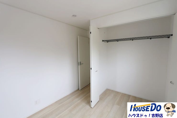 2階洋室5帖。全居室収納付きで子供達の大事な思い出もしっかりと保管しておくことが出来ます。