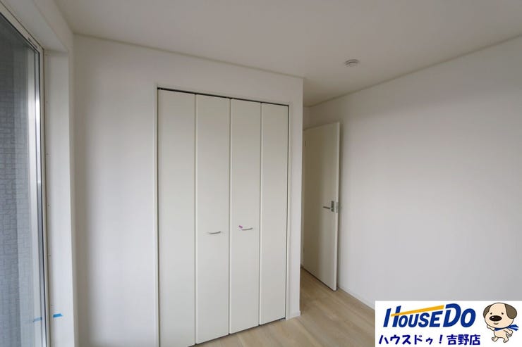 2階洋室5帖。全居室収納付きで子供達の大事な思い出もしっかりと保管しておくことが出来ます。