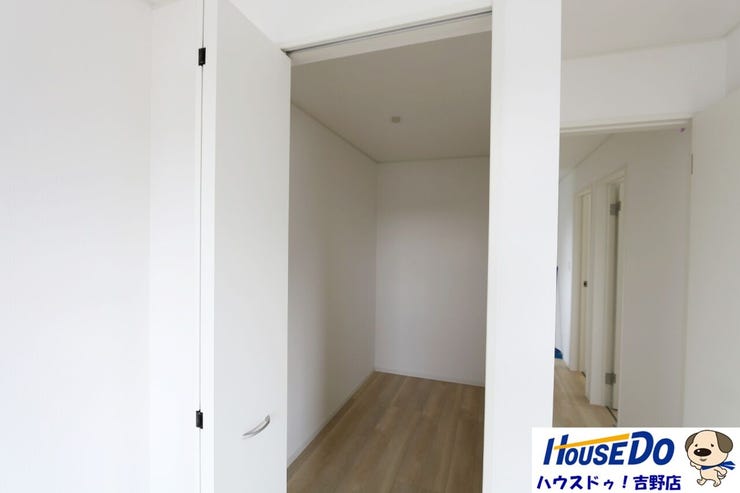 ウォークインクローゼットで衣類をまとめてしまえるため管理がしやすいですね。