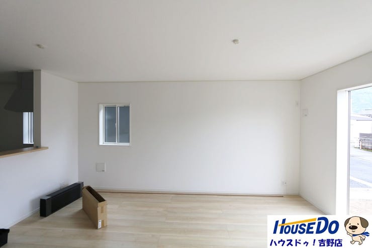 16帖のリビングはとても開放的で家族だんらんの場に最適です。