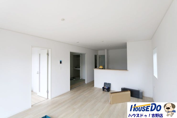 16帖のリビングはとても開放的で家族だんらんの場に最適です。