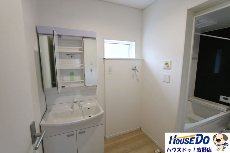 鏡の裏は収納スペースになっていますので、機能性・収納力に優れた洗面台です♪