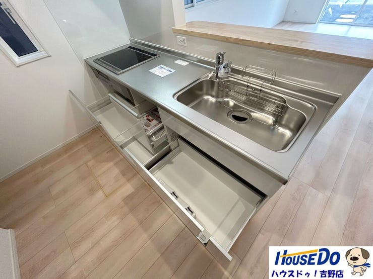 【システムキッチン】調理器具や調味料などがすっぽり収まり、出し入れも簡単なスライド収納となっています。