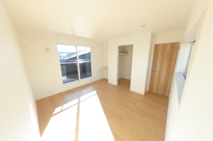 ●7.25帖洋室●好みの別れない落ち着いた色味のお部屋なので、家具やカーテンの色でお好みの空間にアレンジできます。WICがあり収納充実。主に主寝室としてご使用頂けます。(甲斐市下今井 新築建売住宅)