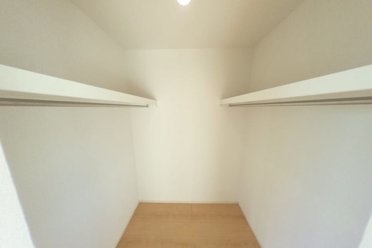 ●7.25帖洋室ウォークインクローゼット●主寝室のウォークインクローゼットにはハンガーパイプ付きの棚板が2面あり、ご夫婦それぞれ
の収納にも充実のスペースです。(甲斐市下今井 新築建売住宅)