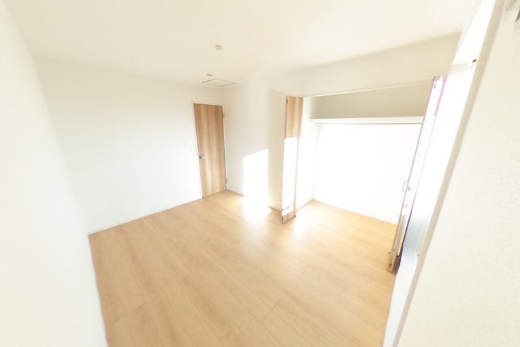 ●6帖洋室●お子様部屋にもピッタリのサイズ感です。クローゼット内にはハンガーパイプ付きの棚板がございます。バルコニーへの出入りも出来ます(甲斐市下今井 新築建売住宅)