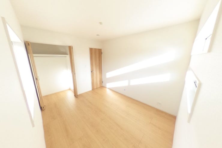 ●5.45帖洋室●お子様部屋にもピッタリのサイズ感です。クローゼット内にはハンガーパイプ付きの棚板がございます。家具やカーテンの色味でお好みの空間に♪(甲斐市下今井 新築建売住宅)