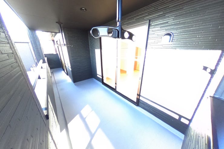 突然の雨にも安心です。共働き世帯にも嬉しい設備です。主寝室側の奥行が広めに取られています。ワイドサイズでお布団干しにも重宝します♪(甲斐市下今井 新築建売住宅)